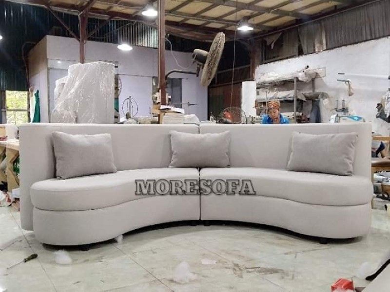 Ghế sofa hiện đại có các đường cong mềm mại và đường may mũi cẩn thận.